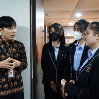 Kegiatan Outdoor Study Kelas X AK Ke Otoritas Jasa Keuangan